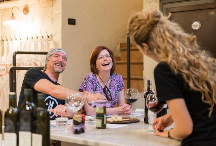 1451300052_WINE_Enthusiasts_DINNER_in_a_TUSCAN_Noble_Villa_Cellar