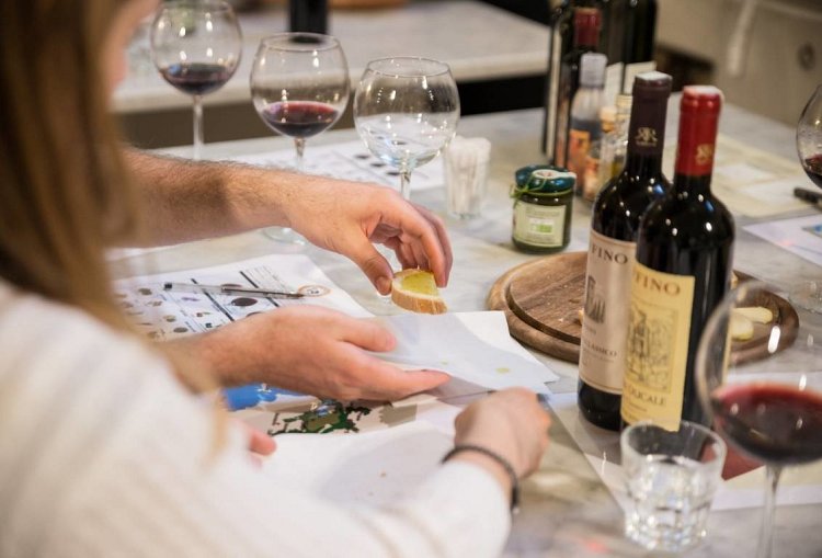 1451300217_WINE_Enthusiasts_DINNER_in_a_TUSCAN_Noble_Villa_Cellar