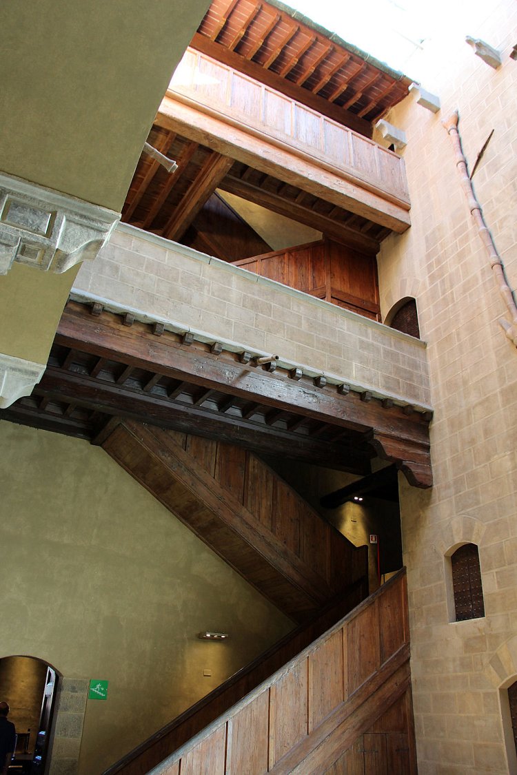 Palazzo_davanzati,_cortile,_view_02