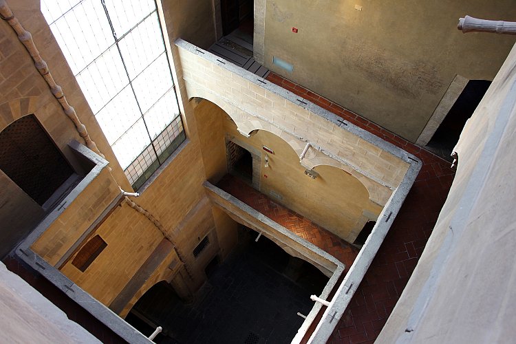 Palazzo_davanzati,_cortile,_view_01