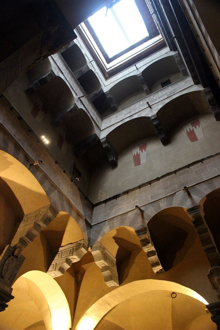 1024px-Davanzati_patio_04