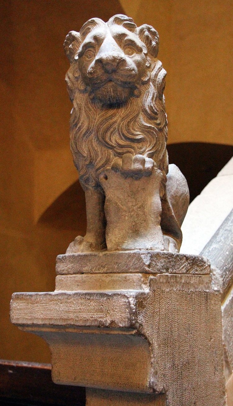 1024px-Palazzo_davanzati,_cortile,_leoncino_02