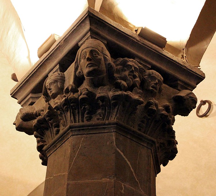 Palazzo_davanzati,_cortile,_capitello_con_ritratti_della_famiglia_davizzi