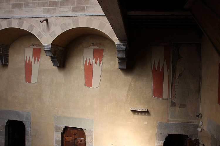 Palazzo_davanzati,_cortile,_stemmi_davizzi,_01