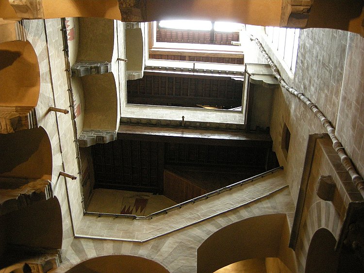 Palazzo_davanzati,_cortile_02