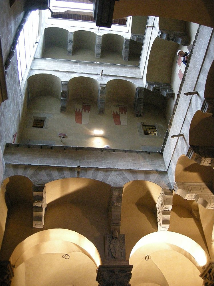 Palazzo_davanzati,_cortile_03