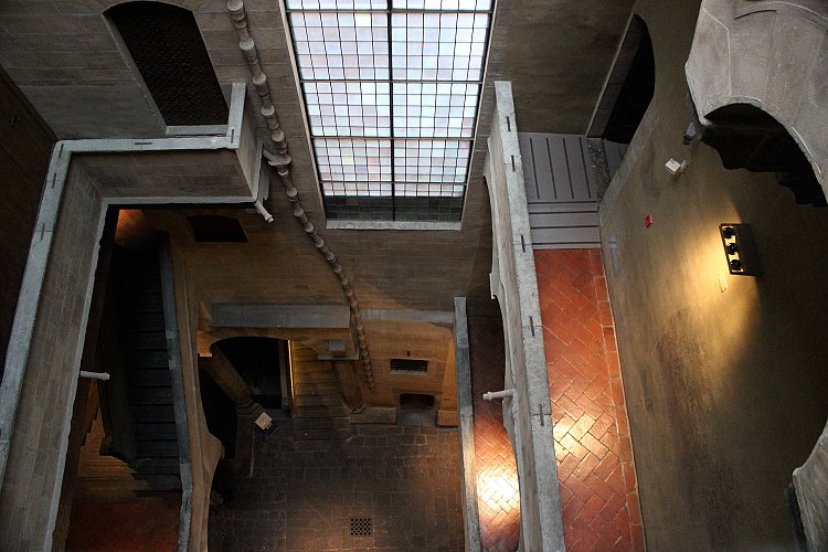 2560px-Davanzati_patio_02