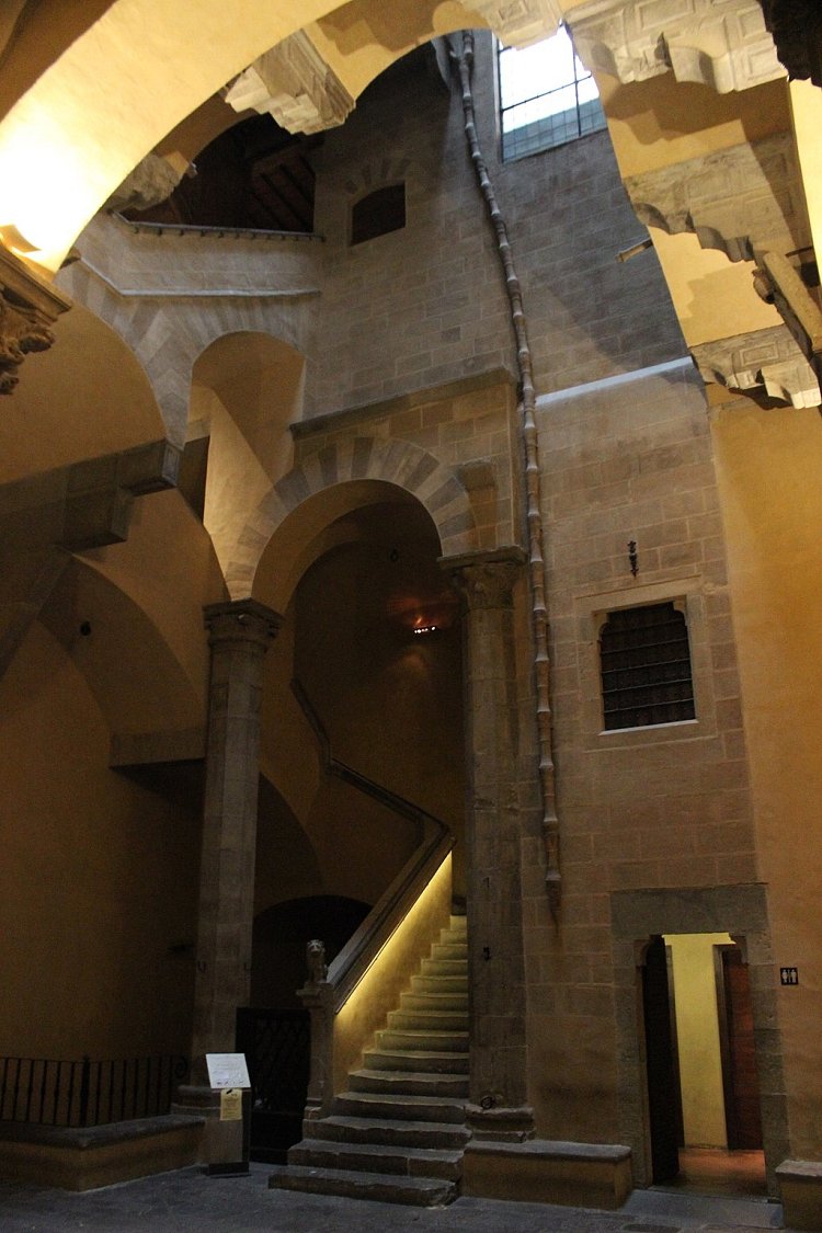 1024px-Davanzati_patio_07