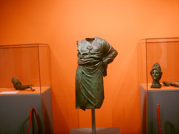 Museo_archeologico_di_Firenze,minerva_d'arezzo