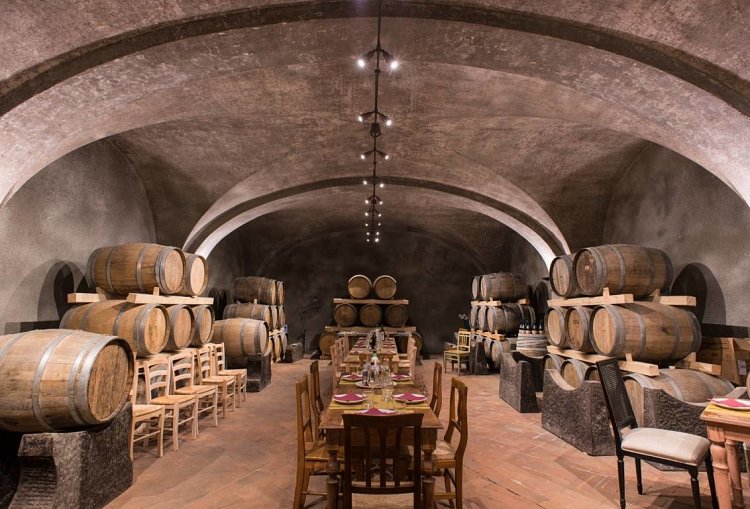 1449419339_WINE_Enthusiasts_DINNER_in_a_TUSCAN_Noble_Villa_Cellar
