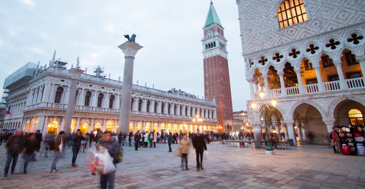 venice-february-2017-time-lapse-of-saint-mark-square-with-people-campanile-and-doge-palace-on-february-2017-in-venice-italy_bve4nscyg_thumbnail-full01