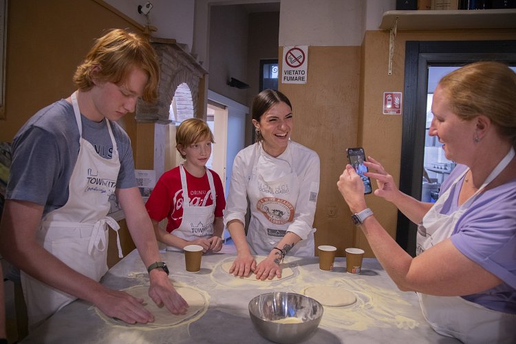 260A1233_anq8e9?_a=BACAEuGT