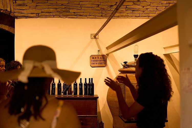 Wine_and_Olive_Oil_Trail_30_k0q8iu?_a=BACAEuGT